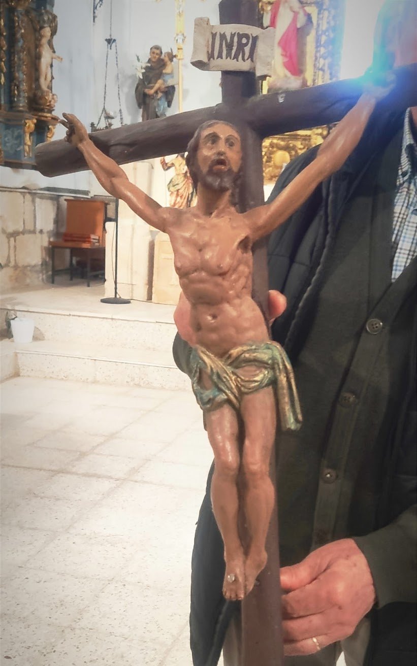 Crucifijo procesional de madera tallada